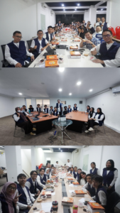 Meja Marketing Berantakan banget (3)